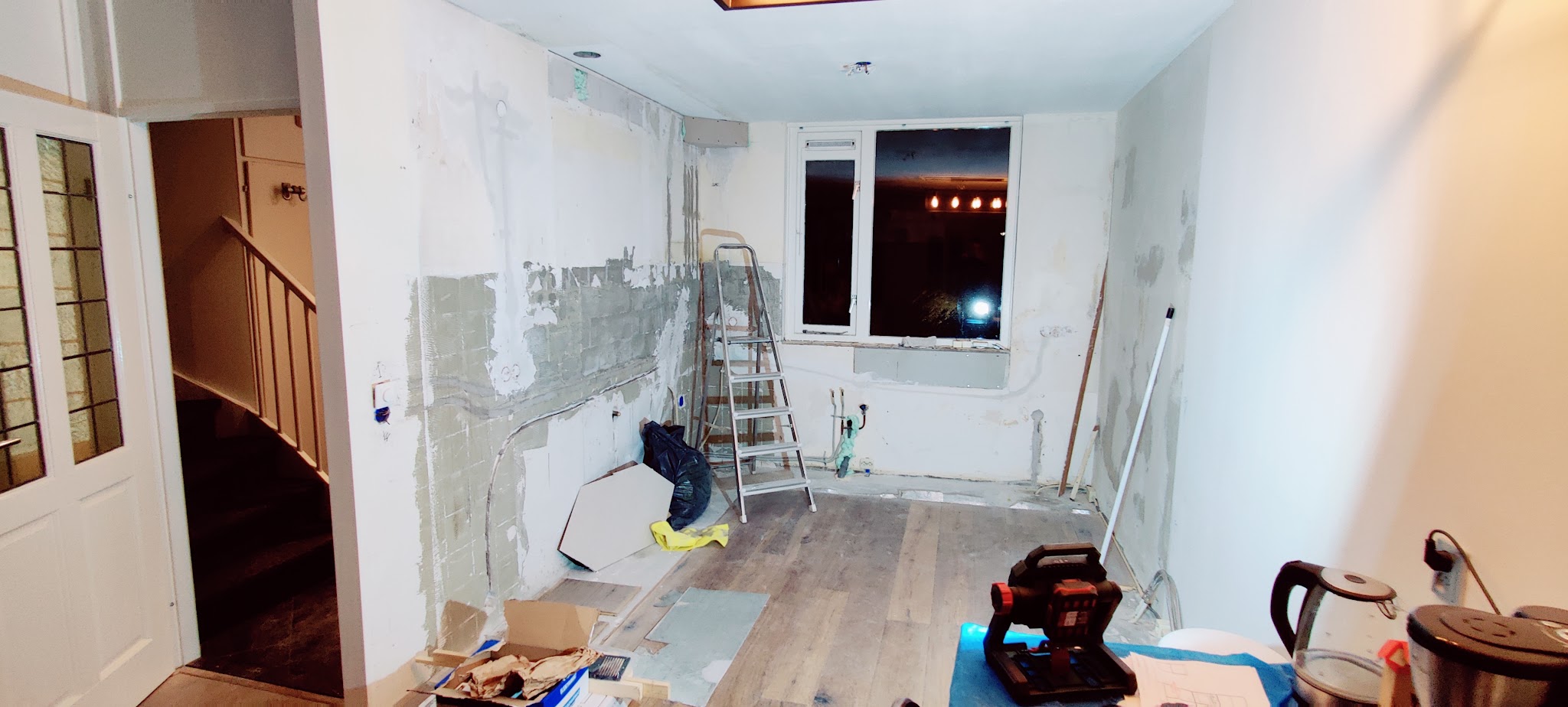 Oude keuken gedemonteerd, wand vrijgemaakt voor de nieuwe aansluitingen