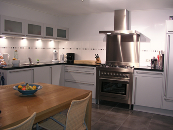 Witte keuken met RVS fornuis en afzuigkap