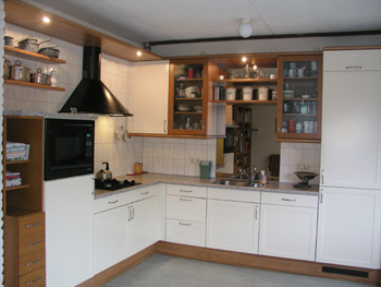 Witte keuken met open houten bovenkasten