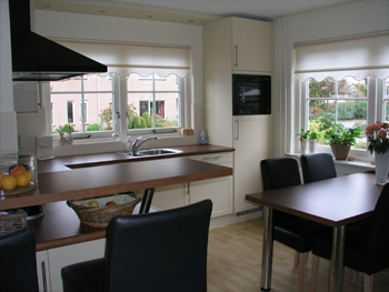 Witte keuken met bar en eettafel
